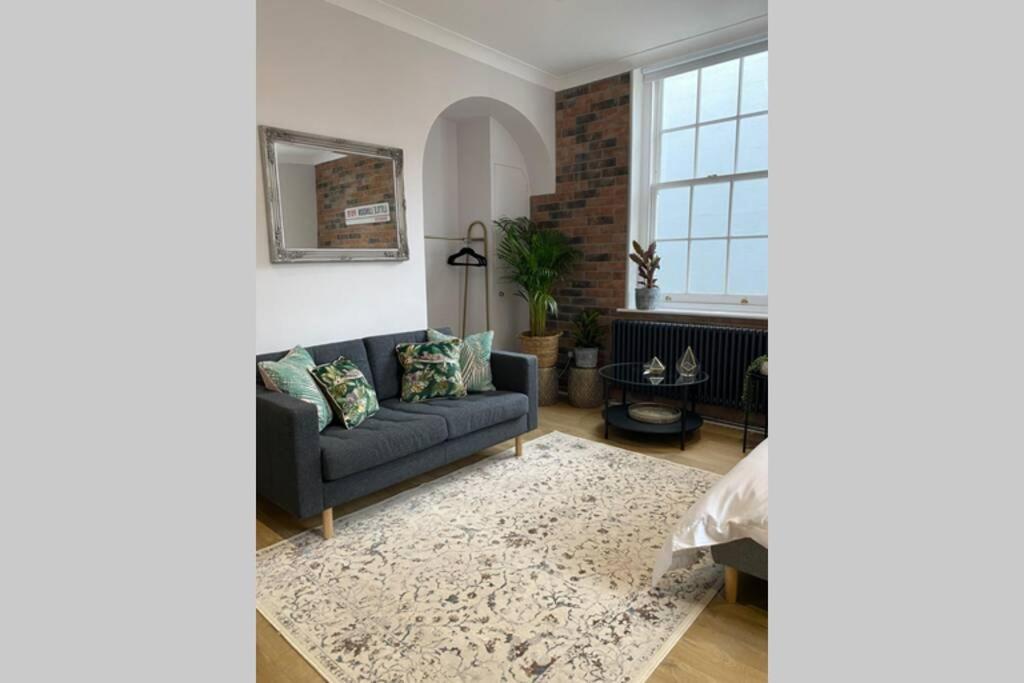 City Centre Entire Studio Apartment Chichester Exterior foto